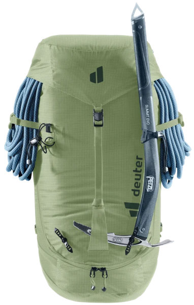 Deuter Guide 34+6 – Dvojice cepínů připravená venku