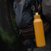 Quokka Nerezová termoláhev s poutkem Solid 630 ml - hořčicová