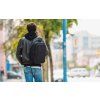 Herschel Kaslo Daypack Tech Black 20L – fotografie v použití a detail modelu