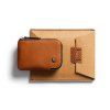Bellroy Card Pocket - Caramel  + Testovací sada toaletních vod ZDARMA