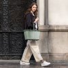 Reisenthel Carrybag Frame Twist Sage – nákupní košík, fotografie v prostředí 3