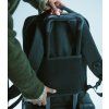 Herschel Kaslo Daypack Tech Ash Rose Tonal 20L – fotografie v použití a detail modelu