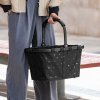 Reisenthel Carrybag Frame Glossy dots black – nákupní košík, fotografie v prostředí 4