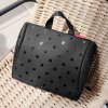 Reisenthel Toiletbag Glossy dots black – kosmetická taška, fotografie v prostředí 2