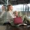 Reisenthel Toiletbag XL Twist maroon – kosmetická taška, fotografie v prostředí 2