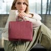 Reisenthel Toiletbag XL Twist maroon – kosmetická taška, fotografie v prostředí 3