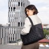 Reisenthel Shopper E1 Glossy dots black – nákupní taška, fotografie v prostředí 3
