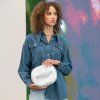 Reisenthel Coolerbag S pocket Silver crackle – chladicí taška, fotografie v prostředí 2