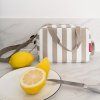 Reisenthel Coolerbag To-Go Summerstripes coffee – chladicí taška, fotografie v prostředí 2