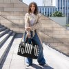 Reisenthel Allrounder L Summerstripes black – cestovní taška, fotografie v prostředí 2