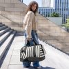 Reisenthel Allrounder L Summerstripes black – cestovní taška, fotografie v prostředí 3
