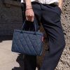Reisenthel Daily Shopper XS Rhombus Midnight Gold – nákupní taška, fotografie v prostředí 2