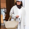 Reisenthel Shopper M Cord Sand – nákupní taška, fotografie v prostředí 2