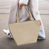Reisenthel Shopper M Cord Sand – nákupní taška, fotografie v prostředí 3
