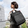 Reisenthel Allrounder R Glossy dots black 15l – batoh, fotografie v prostředí 3