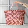 Reisenthel Shopper XL Smiley leo blush – nákupní taška, fotografie v prostředí 3