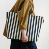 Reisenthel Shopper XL Summerstripes Black – nákupní taška, fotografie v prostředí 3