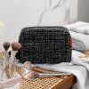 Reisenthel Cosmeticpouch M Boucle Black – kosmetická taška, fotografie v prostředí 3