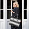 Reisenthel Daily Shopper Summerstripes Black – nákupní taška, fotografie v prostředí 3