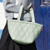 Reisenthel Shopper M Puffer Iced Matcha – nákupní taška, fotografie v prostředí 3