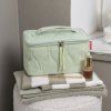 Reisenthel Cosmetic Case Puffer Iced Matcha – kosmetická taška, fotografie v prostředí 2