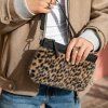 Reisenthel Mini Pouch Leo Fake Fur – pouzdro, fotografie v prostředí 2