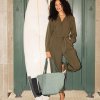 Reisenthel Shopper M Twist Sage – nákupní taška, fotografie v prostředí 3