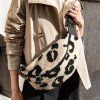 Reisenthel City Beltbag Teddy Leo Cream – ledvinka, fotografie v prostředí 2
