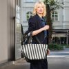 Reisenthel Shopper M Summerstripes Black – nákupní taška, fotografie v prostředí 2