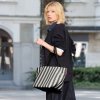 Reisenthel Shopper M Summerstripes Black – nákupní taška, fotografie v prostředí 3