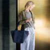 Reisenthel Shopper M Twist navy – nákupní taška, fotografie v prostředí 2