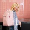 Reisenthel Allday Backpack M Twist blush – batoh, fotografie v prostředí 2