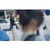 Herschel Heritage™ Crossbody Twill Navy Tonal 2.5L – fotografie v použití a detail modelu