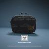 Herschel Porsche Pop Quiz Lunch Box Little Herschel Carrera Black 5L – fotografie v použití a detail modelu