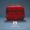 Herschel Porsche Pop Quiz Lunch Box Little Herschel Carrera Fiery Red 5L – fotografie v použití a detail modelu