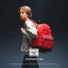 Herschel Porsche Herschel Heritage™ Kids Carrera Fiery Red 20L – fotografie v použití a detail modelu