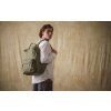 Herschel Classic™ XL Quilted Capsule Loden Green Tonal 30L – fotografie v použití a detail modelu