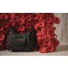 Herschel Yara Quilted Capsule Shoulder Bag Black Tonal Daisy 10L – fotografie v použití a detail modelu