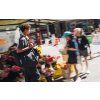 Herschel Heritage™ XL Tote Black 58L – fotografie v použití a detail modelu
