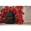 Herschel Classic™ Quilted Capsule Black Tonal Daisy 26L – fotografie v použití a detail modelu