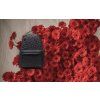 Herschel Classic™ XL Quilted Capsule Black Tonal Daisy 30L – fotografie v použití a detail modelu