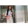 Herschel Heritage™ Crossbody Twill Rosette Tonal 2.5L – fotografie v použití a detail modelu
