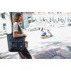 Herschel Retreat™ Tote Twill Black/Grey 20L – fotografie v použití a detail modelu