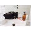 Herschel Chapter Travel Kit Twill Black/Grey 5L – fotografie v použití a detail modelu