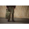 Herschel Retreat™ Quilted Capsule Loden Green Tonal 23L – fotografie v použití a detail modelu