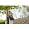 Herschel Yara Shoulder Bag Black 9L – fotografie v použití a detail modelu